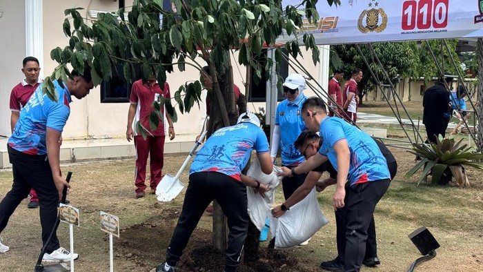 Kapolda Sumsel Irjen Sandi Nugroho melakukan penanaman pohon produktif di Mapolda Sumsel