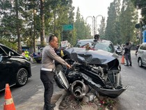 Mobil Tabrak Tiang PJU di Dago Bandung, Sopir-Penumpang Diduga Mabuk