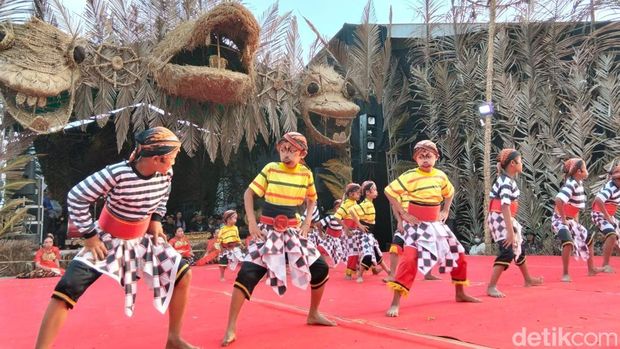 Kemeriahan Festival Lima Gunung XXV di Warangan, Pakis, Magelang, Minggu (12/7/2026). Kemeriahan Festival Lima Gunung XXV di Warangan, Pakis, Magelang, Minggu (12/7/2026).