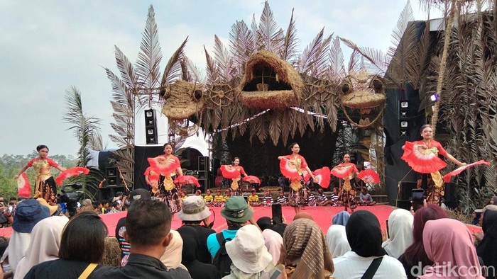 Kemeriahan Festival Lima Gunung  XXV di Warangan, Pakis, Magelang, Minggu (12/7/2026).