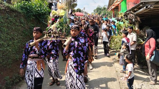 Kemeriahan Festival Lima Gunung XXV di Warangan, Pakis, Magelang, Minggu (12/7/2026). Kemeriahan Festival Lima Gunung XXV di Warangan, Pakis, Magelang, Minggu (12/7/2026).