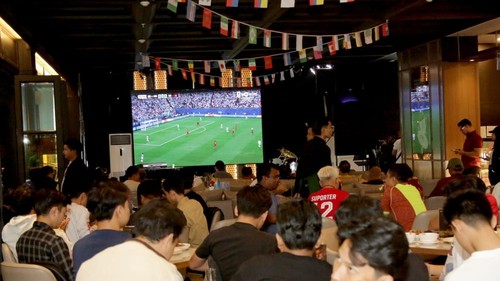 Partai Kebangkitan Bangsa (PKB) menggelar nonton bareng pertandingan perempat final Piala Dunia 2026 antara Argentina dan Swiss di kawasan Kemang, Jakarta Selatan, Minggu (12/7/2026). Kegiatan tersebut menjadi bagian dari rangkaian peringatan Harlah PKB ke-28.