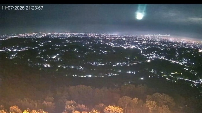 Kilatan cahaya di langit Jogja terekam kamera