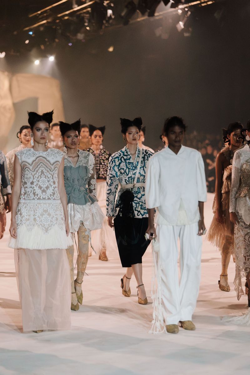 Toton Januar mempersembahkan koleksi Toton 2027 'Kala' di Mulia in Fashion 2026.