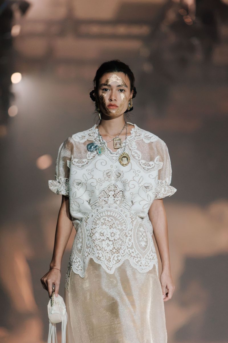 Toton Januar mempersembahkan koleksi Toton 2027 'Kala' di Mulia in Fashion 2026.
