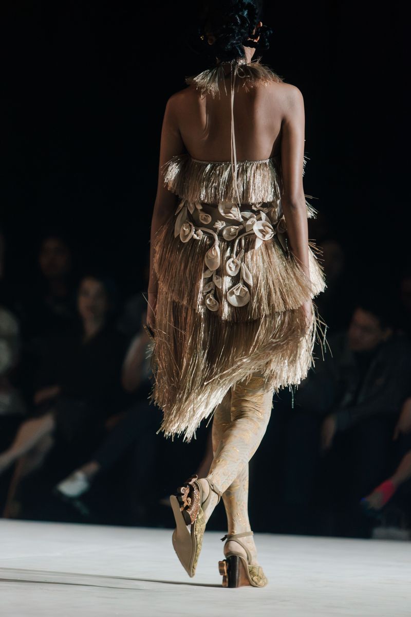 Toton Januar mempersembahkan koleksi Toton 2027 'Kala' di Mulia in Fashion 2026.