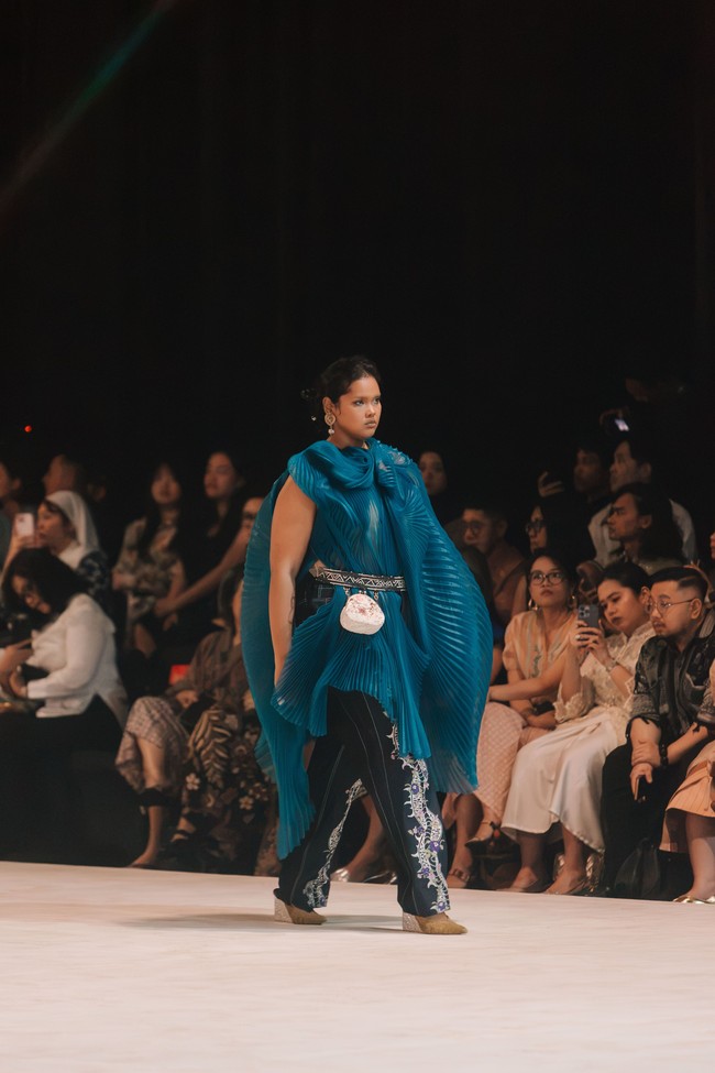 Dari sisi material, Toton menggunakan kombinasi katun, organza, lace, tulle, satin, dan denim yang diperkaya dengan berbagai teknik manipulasi tekstil serta pengerjaan tangan yang telah menjadi ciri khas rumah mode tersebut. (Foto: Dok. Toton)