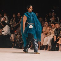 Dari sisi material, Toton menggunakan kombinasi katun, organza, lace, tulle, satin, dan denim yang diperkaya dengan berbagai teknik manipulasi tekstil serta pengerjaan tangan yang telah menjadi ciri khas rumah mode tersebut. (Foto: Dok. Toton)