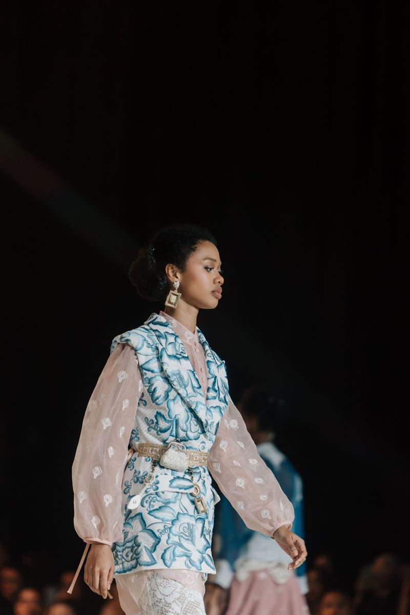 Toton Januar mempersembahkan koleksi Toton 2027 'Kala' di Mulia in Fashion 2026.