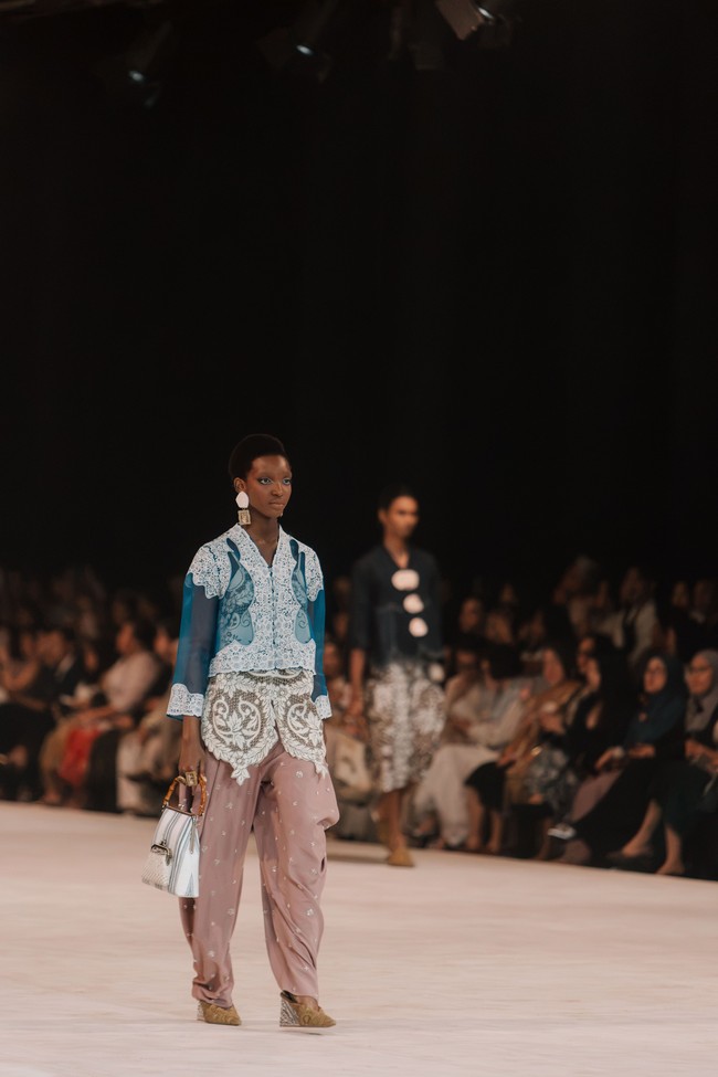 Sebagai aksen, hadir warna biru yang terinspirasi dari bunga telang. Warna tersebut dipilih sebagai simbol ketahanan, regenerasi, sekaligus femininitas yang kuat. (Foto: Dok. Toton)