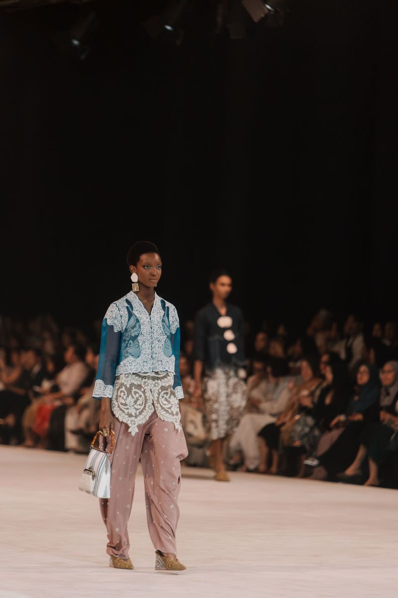 Toton Januar mempersembahkan koleksi Toton 2027 'Kala' di Mulia in Fashion 2026.