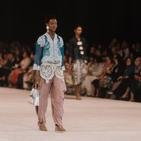Sebagai aksen, hadir warna biru yang terinspirasi dari bunga telang. Warna tersebut dipilih sebagai simbol ketahanan, regenerasi, sekaligus femininitas yang kuat. (Foto: Dok. Toton)