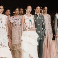 Komitmen terhadap praktik fesyen yang lebih bertanggung jawab juga berlanjut melalui eksplorasi material daur ulang dan daur naik, serta penggunaan material Lyocell dan Rayon hasil kolaborasi dengan Asia Pacific Rayon (APR) sebagai Featured Fabric Partner. (Foto: Dok. Toton)