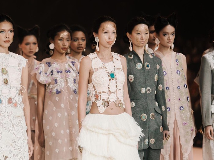 Toton Januar mempersembahkan koleksi Toton 2027 Kala di Mulia in Fashion 2026.