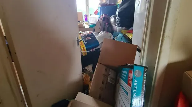 Kondisi dalam rumah Ruth yang mengalami wet hoarding; tumpukan barang dan sampah makanan dibiarkan membusuk hingga memenuhi seluruh sudut ruangan apartemen. Kondisi dalam rumah Ruth yang mengalami wet hoarding; tumpukan barang dan sampah makanan dibiarkan membusuk hingga memenuhi seluruh sudut ruangan apartemen.