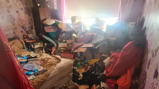 Kondisi dalam rumah Ruth yang mengalami wet hoarding; tumpukan barang dan sampah makanan dibiarkan membusuk hingga memenuhi seluruh sudut ruangan apartemen. Kondisi dalam rumah Ruth yang mengalami wet hoarding; tumpukan barang dan sampah makanan dibiarkan membusuk hingga memenuhi seluruh sudut ruangan apartemen.
