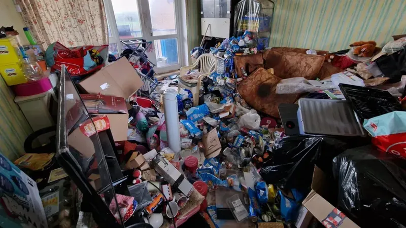 Kondisi dalam rumah Ruth yang mengalami wet hoarding; tumpukan barang dan sampah makanan dibiarkan membusuk hingga memenuhi seluruh sudut ruangan apartemen. Kondisi dalam rumah Ruth yang mengalami wet hoarding; tumpukan barang dan sampah makanan dibiarkan membusuk hingga memenuhi seluruh sudut ruangan apartemen.