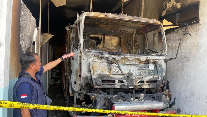 Kondisi mobil damkar di Bangka Barat terbakar.