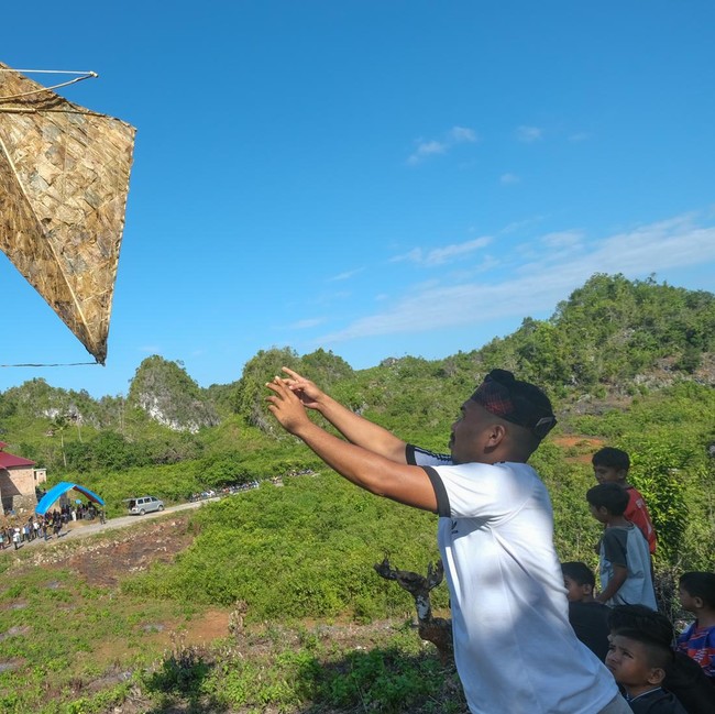 Layang-layang Kaghati Kolope Terbang di Langit Muna