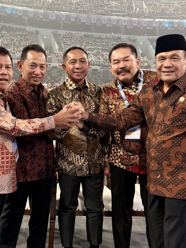 Potret 5 Pimpinan Lembaga Curi Perhatian, Kompak Berbatik di Harkopnas