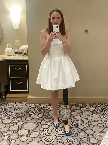 Liv, pengidap sindrom langka yang selamat dari kanker dua kali, bertemu jodoh sesama penyintas saat galang dana. Pasangan ini akhirnya menikah di Las Vegas.