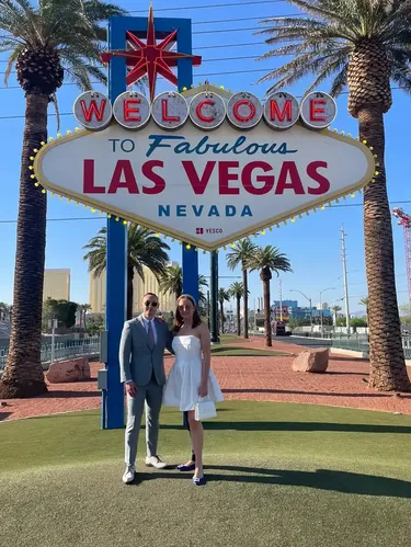 Liv, pengidap sindrom langka yang selamat dari kanker dua kali, bertemu jodoh sesama penyintas saat galang dana. Pasangan ini akhirnya menikah di Las Vegas.