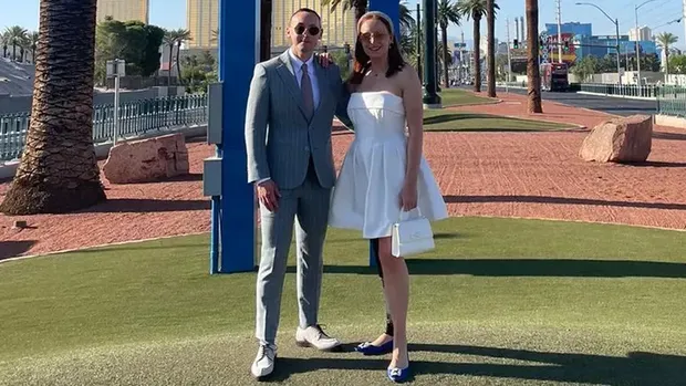 Liv, pengidap sindrom langka yang selamat dari kanker dua kali, bertemu jodoh sesama penyintas saat galang dana. Pasangan ini akhirnya menikah di Las Vegas.