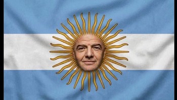 Sejak lawan Mesir, banyak suporter bola bilang Presiden FIFA Gianni Infantino membela Argentina. Foto: X.com