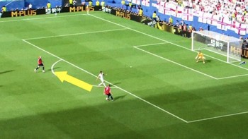 Netizen pun kebingungan dengan kelakuan Sorloth yang menahan bola terlalu lama. Foto: X.com