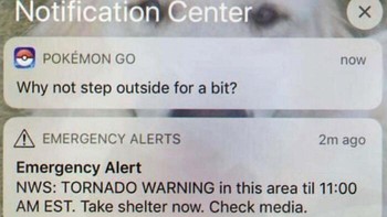 Baru banget diingetin buat cari pokemon, eh ada notifikasi tornado. Foto: Bored Panda