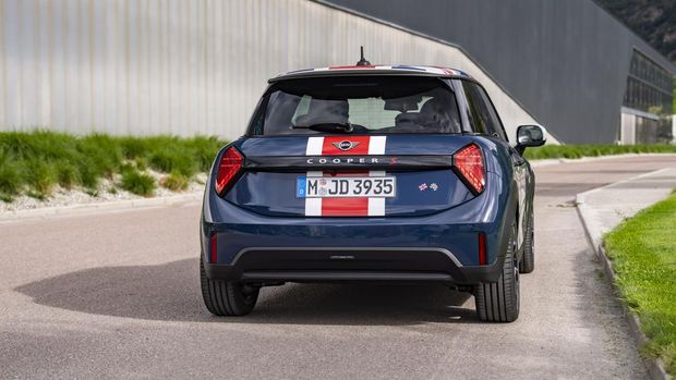 MINI Cooper Oxford Edition resmi meluncur untuk memperingati perjalanan MINI MINI Cooper Oxford Edition resmi meluncur untuk memperingati perjalanan MINI