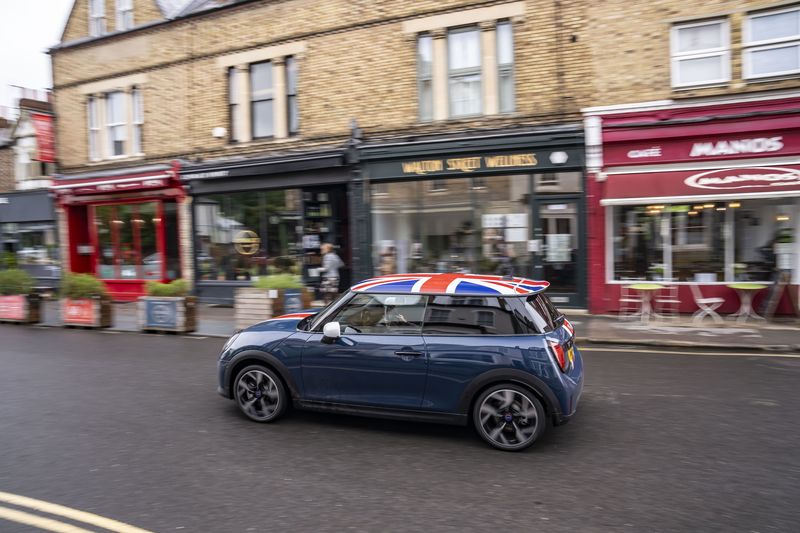 MINI Cooper Oxford Edition resmi meluncur untuk memperingati perjalanan MINI MINI Cooper Oxford Edition resmi meluncur untuk memperingati perjalanan MINI