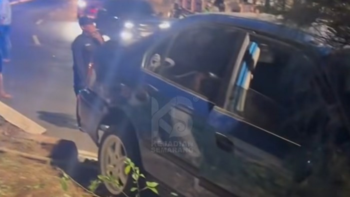 Mobil sedan biru menabrak media jalan di semitar Tugu Muda, Kecamatan Semarang Tengah, Kota Semarang, Senin (12/7/2026).