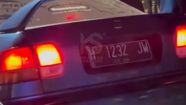 Mobil sedan biru menabrak media jalan di semitar Tugu Muda, Kecamatan Semarang Tengah, Kota Semarang, Senin (12/7/2026).
