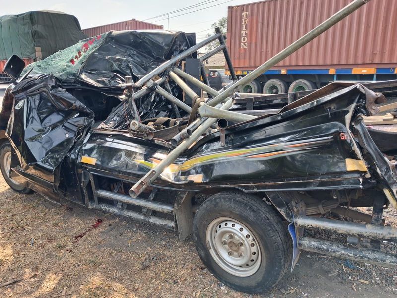 Mobil yang digunakan mengangkut rombongan pengantin di Indramayu Mobil yang digunakan mengangkut rombongan pengantin di Indramayu