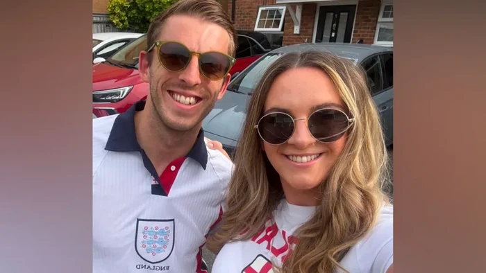 Momen pernikahan Georgia dan Jake Hawker di Guildford. Mereka memasang layar proyektor di area dansa agar tamu bisa tetap menyaksikan laga timnas Inggris.