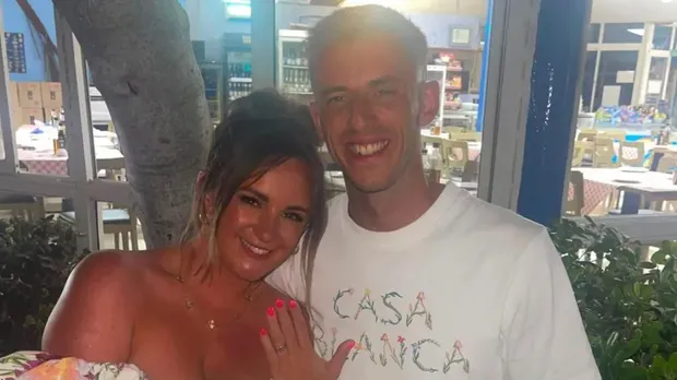Momen pernikahan Georgia dan Jake Hawker di Guildford. Mereka memasang layar proyektor di area dansa agar tamu bisa tetap menyaksikan laga timnas Inggris.