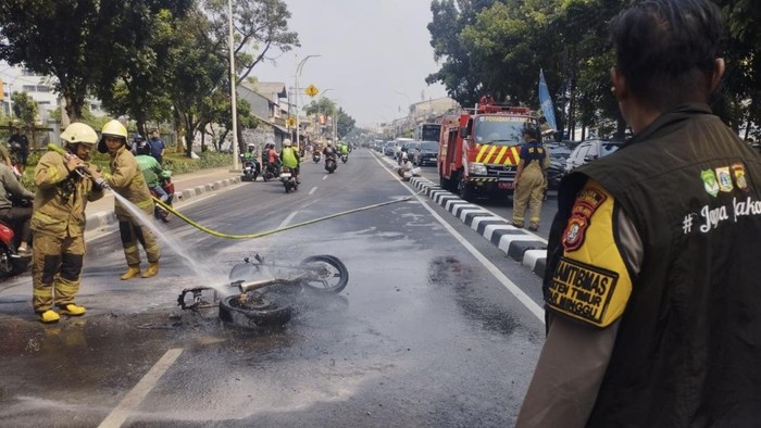 Motor terbakar di Pasar Minggu, Jaksel