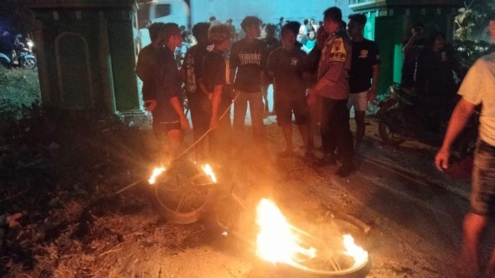 Penampakan motor warga yang dibakar saat kericuhan di Grobogan