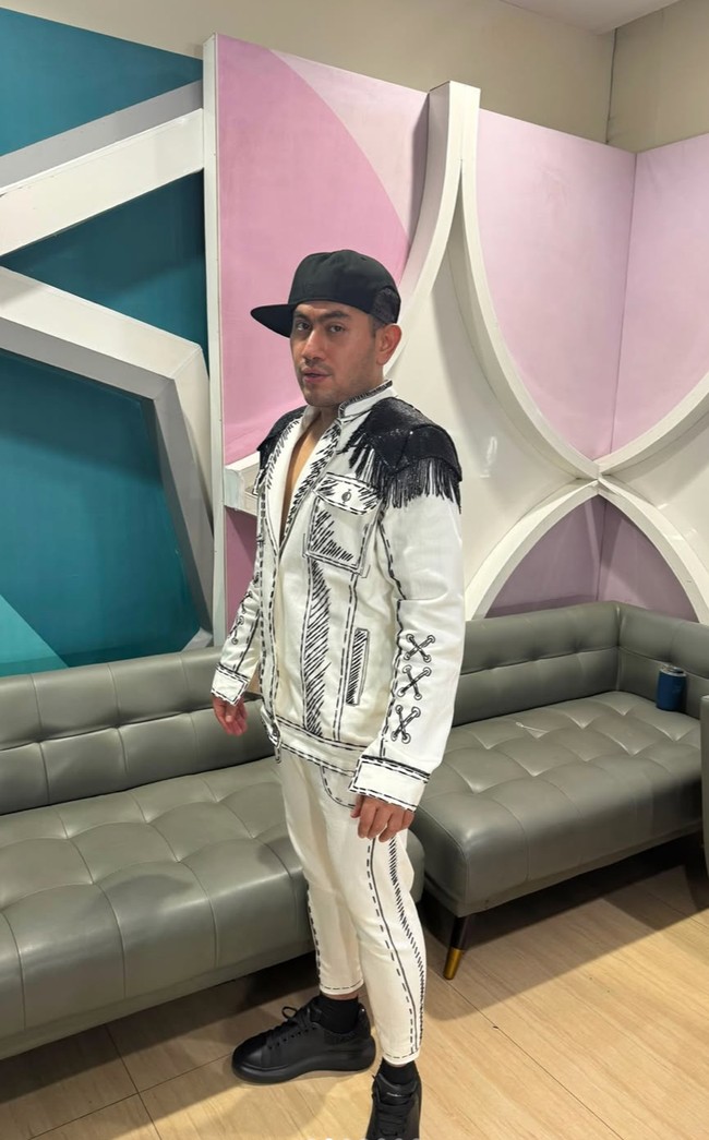 Penampilan Nassar kembali jadi sorotan. Pedangdut itu kini tampil makin ramping usai berhasil menjalani diet. Foto-foto terbarunya dibagikan Nasssar ke akun Instagram pribadi. Foto: Instagram/@kingnassar88