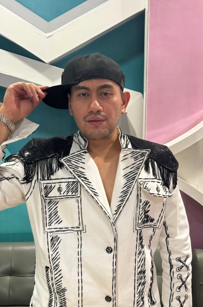 Kini bertubuh ramping, banyak netizen yang ikut pangling melihat perubahan penampilan Nassar. Tak sedikit yang juga memujinya karena berhasil menurunkan berat badannya. Foto: Instagram/@kingnassar88