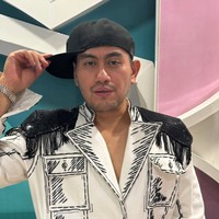 Kini bertubuh ramping, banyak netizen yang ikut pangling melihat perubahan penampilan Nassar. Tak sedikit yang juga memujinya karena berhasil menurunkan berat badannya. Foto: Instagram/@kingnassar88
