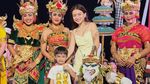 Nathalie Holscher Lunasi Utang ke Adzam Nonton Langsung Tari Kecak di Bali