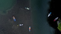 Danau berair jernih yang diapit tebing batu dan berbatasan langsung dengan laut itu menjadi salah satu destinasi wisata alam unggulan di Aceh Besar. ANTARA FOTO/Akramul Muslim