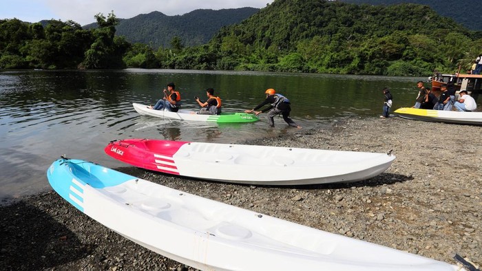 Sejumlah wisatawan bersiap menaiki papan selancar dayung (paddle board) di Danau Lhok Gaca, Aceh Besar, Aceh, Minggu (12/7/2026). Danau berair jernih yang diapit tebing batu dan berbatasan langsung dengan laut tersebut menjadi salah satu destinasi wisata alam di Aceh Besar yang menawarkan aktivitas paddle board dengan jumlah pengguna sekitar 70 hingga 120 orang per hari saat musim liburan. ANTARAFOTO/Akramul Muslim/bar