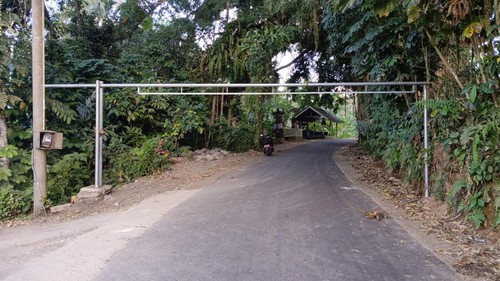 Palang jalan dipasang warga Banjar Rendang Kelod, Desa Rendang, Karangasem, lantaran jalur kerap dilalui truk galian C. (Dok. Kades Rendang, I Nengah Kariasa)