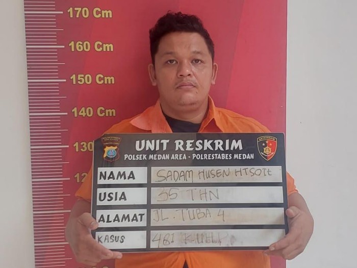 Pria bernama Saddam Husein usai ditangkap karena mencuri emas milik orang tuanya