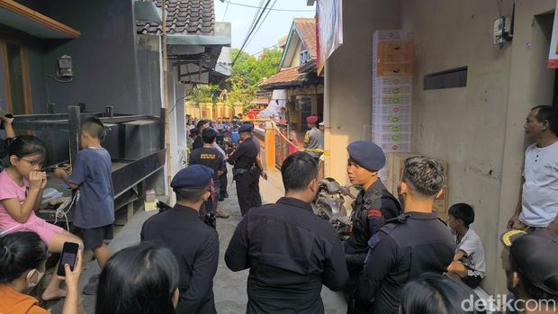 Penggeledahan polisi di rumah pedagang es teh terkait ledakan di Dadaha. Penggeledahan polisi di rumah pedagang es teh terkait ledakan di Dadaha.