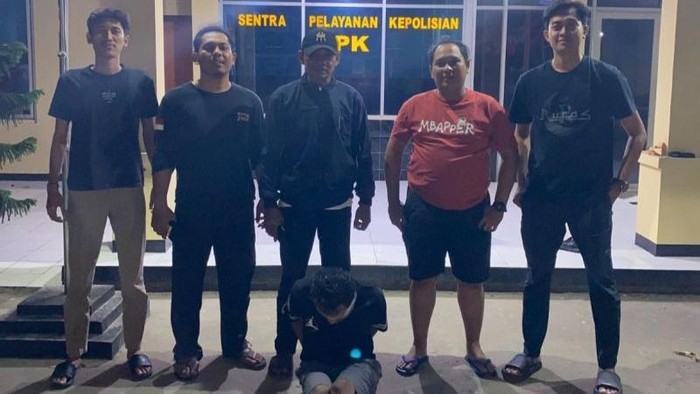 Petugas membawa terduga pelaku pencurian kendaraan bermotor di Mapolsek Sukatani, Polres Metro Bekasi, Sabtu.ANTARA/Pradita Kurniawan Syah.