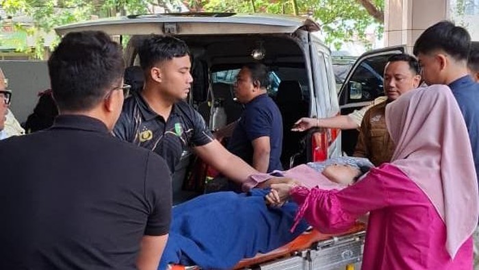 Polisi gerak cepat membantu wanita keguguran di Stasiun Sawah Besar (dok.istimewa)